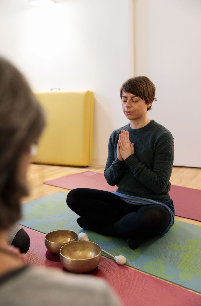 Susi Stenglein gibt einen Yoga-Workshop im Musiktherapieraum