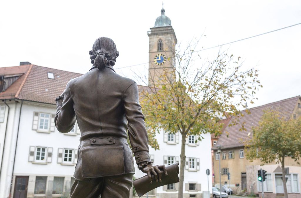 Der bronzene Hölderlin schaut in Richtung Altstadt.