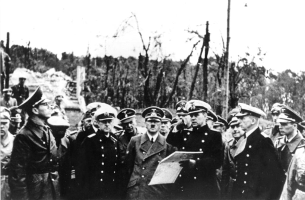 Am 7. Mai 1945 um 02.41 Uhr unterzeichnet Generaloberst Alfred Jodl (M) in einem Schulhaus in Reims die Urkunde über die bedingungslose Kapitulation Deutschlands. Links sein Adjudant Oberst Wilhelm Oxenius, rechts Admiral Hans Georg von Friedeburg.