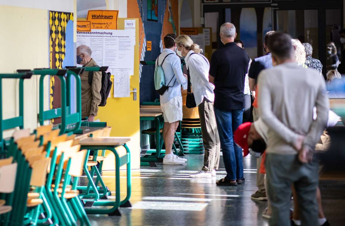 Trotz hohem Anteil an Briefwählern bildeten sich vor den Wahllokalen in NRW teils lange Schlangen. Foto: dpa/Marcel Kusch