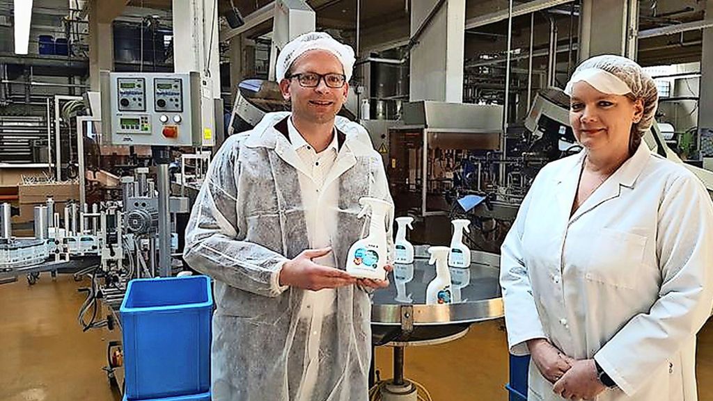  Weil Reinigungs- und Desinfektionsmittel in der Corona-Krise stark gefragt sind, hat die Firma Haka Kunz aus Waldenbuch kurzerhand ihre Produktion umgestellt und neue Mitarbeiter engagiert. 