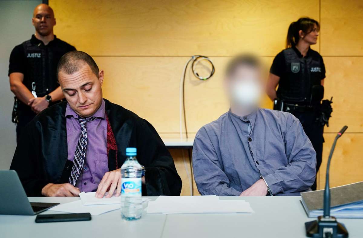 Der Hauptangeklagte (rechts) sitzt neben seinem Anwalt im Verhandlungssaal des Landgerichts Kaiserslautern. Foto: dpa/Uwe Anspach
