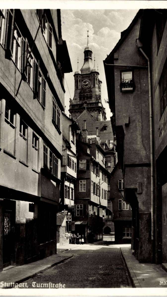 Die Turmstraße ist auf alten Fotos (1942) kaum wiederzuerkennen. Denn damals fiel der Blick noch auf den Turm des Neuen Rathauses. 1899 bis 1905 nach den Plänen der Architekten Heinrich Jassoy und Johannes Vollmer errichtet, brannte es im Jahr 1944 bei Luftangriffen aus. Stuttgart entschied sich gegen einen Wiederaufbau.
