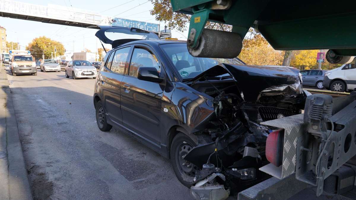 Unfall in Bad Cannstatt: 21-jährige Autofahrerin kracht in Lkw – zwei Verletzte