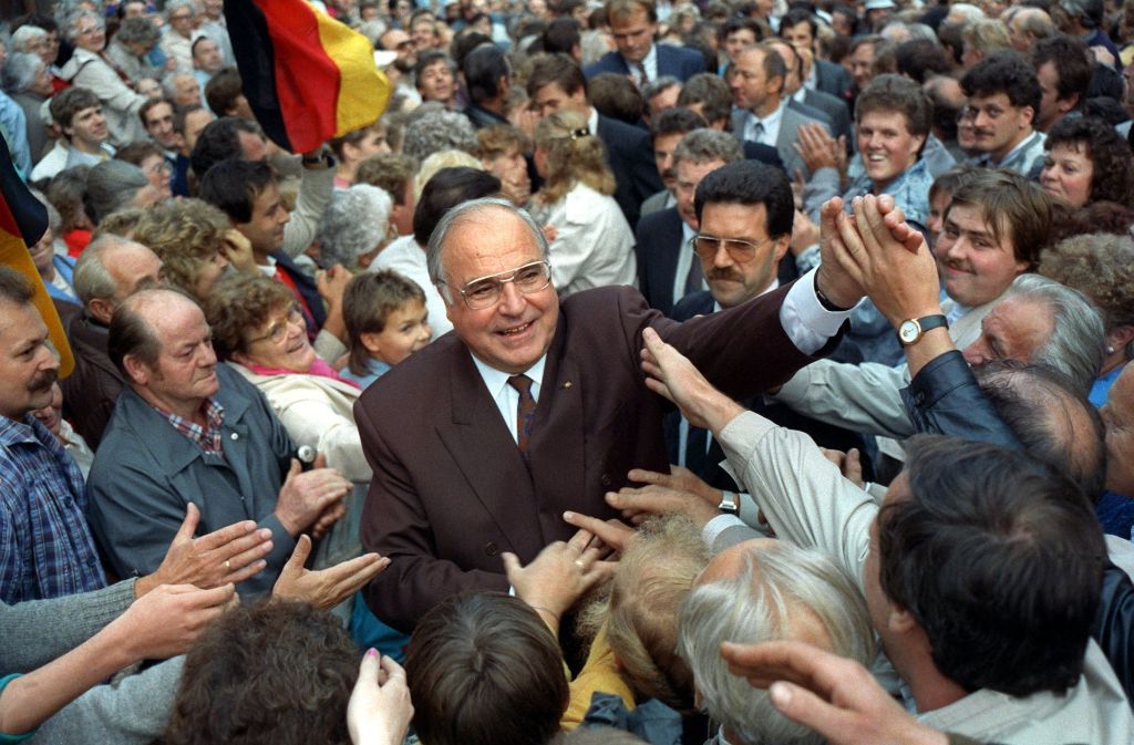 Kohl nahm am 5. September 1990 während einer Wahlkampfveranstaltung in Heiligenstadt in Thüringen ein Bad in der Menge. Kohl trieb den Prozess der deutschen Wiedervereinigung 1989/1990 entscheidend voran. Er gilt als ein Motor der europäischen Integration, die in den 1990er Jahren zur Bildung der Europäischen Union und zur Einführung des Euro führte.