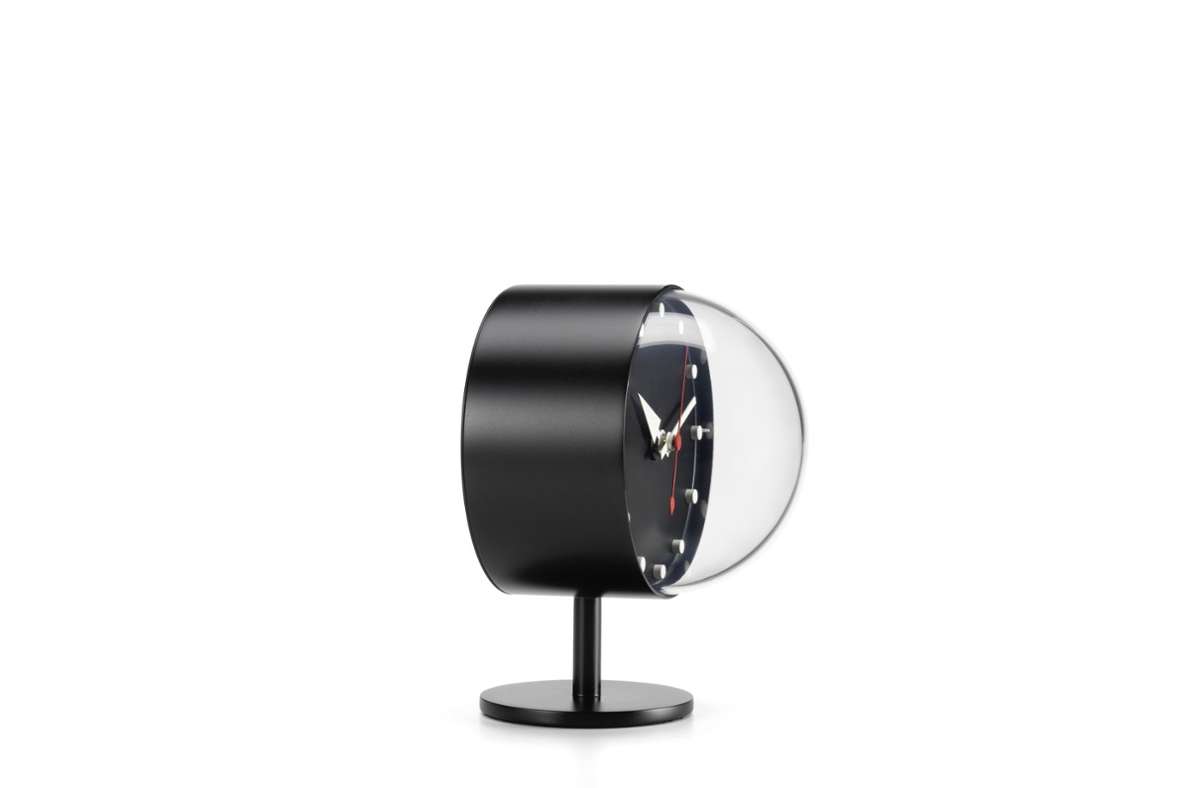 Wissen, was die Stunde geschlagen hat: Uhrenklassiker „Desc Clock“ von dem US-Designer George Nelson (1908-1986). 1948 entworfen, bis heute von Vitra in Weil am Rhein im Süden Baden-Württembergs produziert.