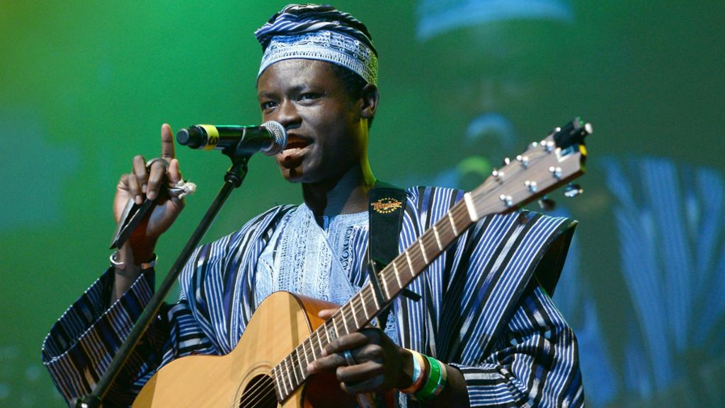 „Sage Nein“ von Ezé Wendtoin: Afrikanischer Musiker landet Hit mit Konstantin-Wecker-Cover