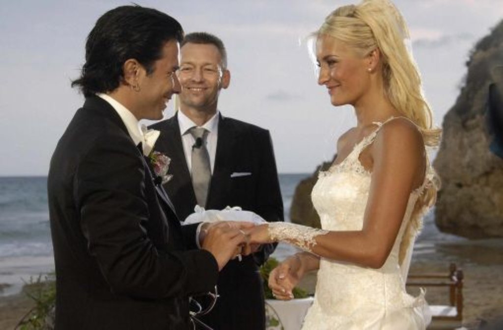 Die große Hochzeit steigt im Sommer 2005, die Vorbereitungen und die Feier werden in der ProSieben-Dokusoap "Sarah & Marc in Love" dokumentiert.