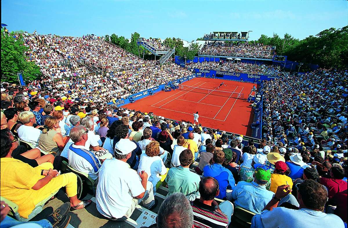 Ab den 90er Jahren wurde der Centre Court durch Zusatztribünen für die Turnierwoche stetig vergrößert.