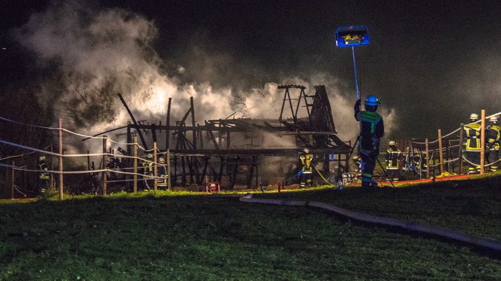 Tragischer Brand bei Brackenheim: Ein Pferdestall in Dürrenzimmern brannte komplett aus, alle untergestellten Pferde sowie ein Hund verendeten.
