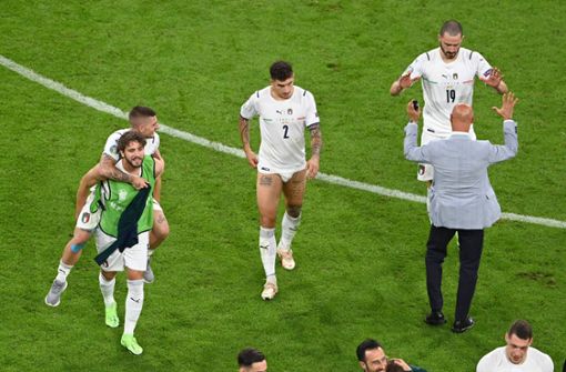 Einige Spieler gaben nach der Partie ihre Hosen ab. Foto: AFP/STUART FRANKLIN