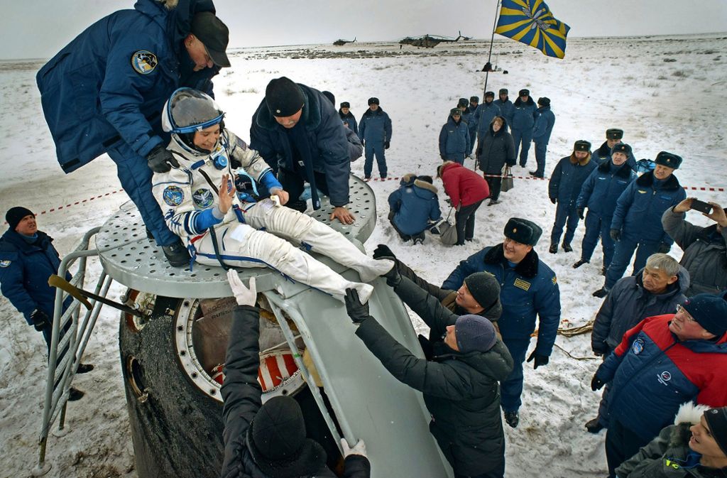 Den Astronauten wird nach Landung aus der Sojus-Kapsel geholfen. Hier im Bild die US-Astronautin Serena Auñón-Chancellor.