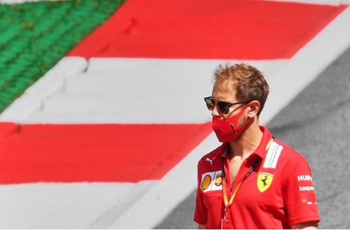 Sebastian Vettel ist mit Maske und Sonnenbrille immer noch sehr gut zu erkennen. Foto: AFP/Joe Klamar