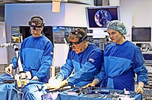 Ärzte der klinischen Anatomie in Tübingen operieren  am Leichnam. So wollen sie herausfinden, welche Verbesserungen Chirurgen wirklich brauchen. Foto: Michael Latz/BioRegio STERN Management GmbH