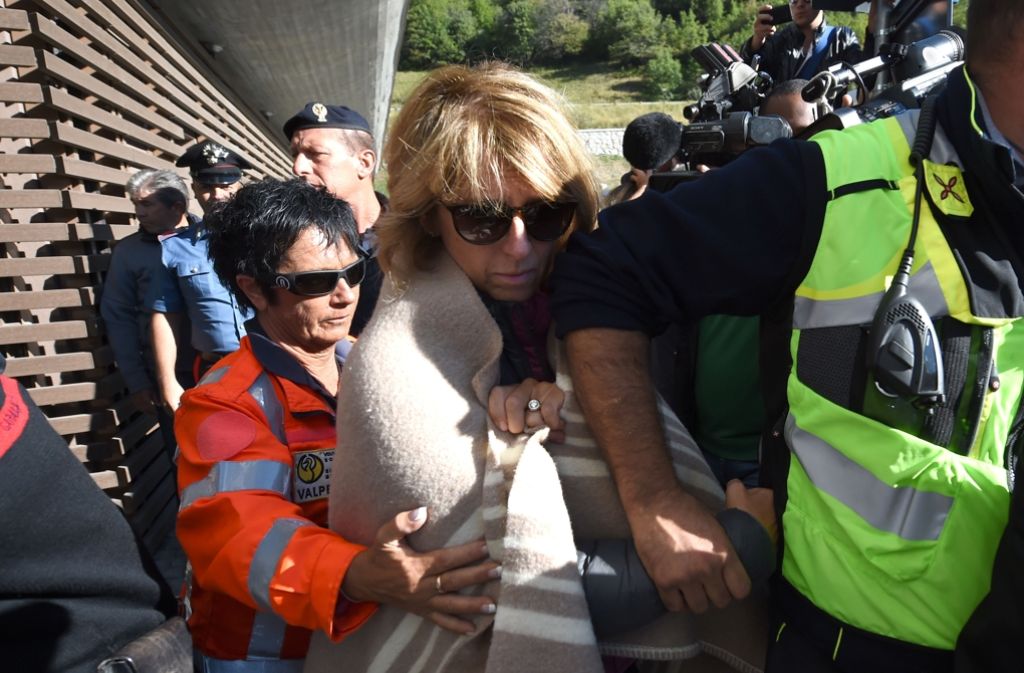 8./9. September 2016, Montblanc: Helfer bringen ein der Passagiere in das Hospital von Courmayeur.