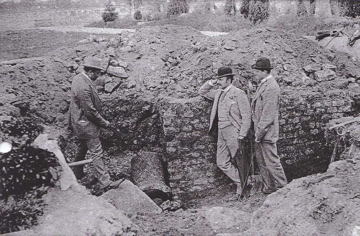 Ernst Kapff (links) mit Mitgliedern der Reichslimeskommission bei den Ausgrabungen des Cannstatter Kastells 1894–1896