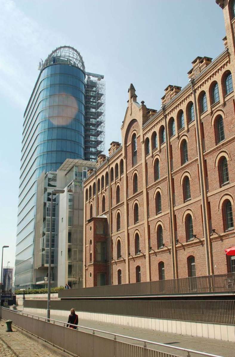 Der gläserne Büroturm Sign im Düsseldorfer Medienhafen, 2010 fertiggestellt.