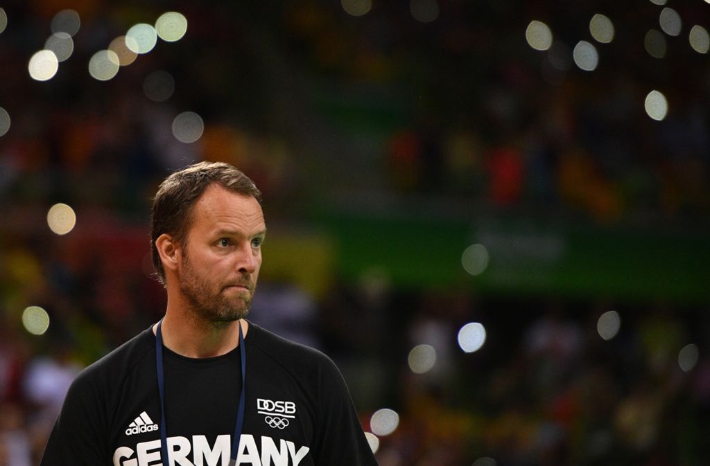 In den letzten Minuten des Olympia-Halbfinals haben sich die deutschen Handballer noch einmal herangekämpft. Gegen Frankreich mussten sie sich dennoch geschlagen geben. Die Enttäuschung ist Dagur Sigurdsson ins Gesicht geschrieben.
