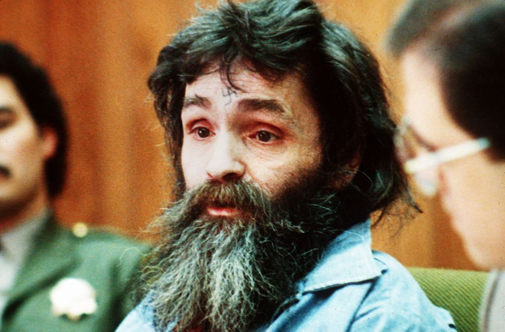 Manson, der übrigens nur 1,57 Meter groß war, verbrachte einen Teil seiner Jugend in Erziehungsheimen und kam mit 16 Jahren zum ersten Mal in Haft, unter anderem wegen Diebstahls, Kreditkartenbetruges und Zuhälterei. Hier ein Foto von 1986.