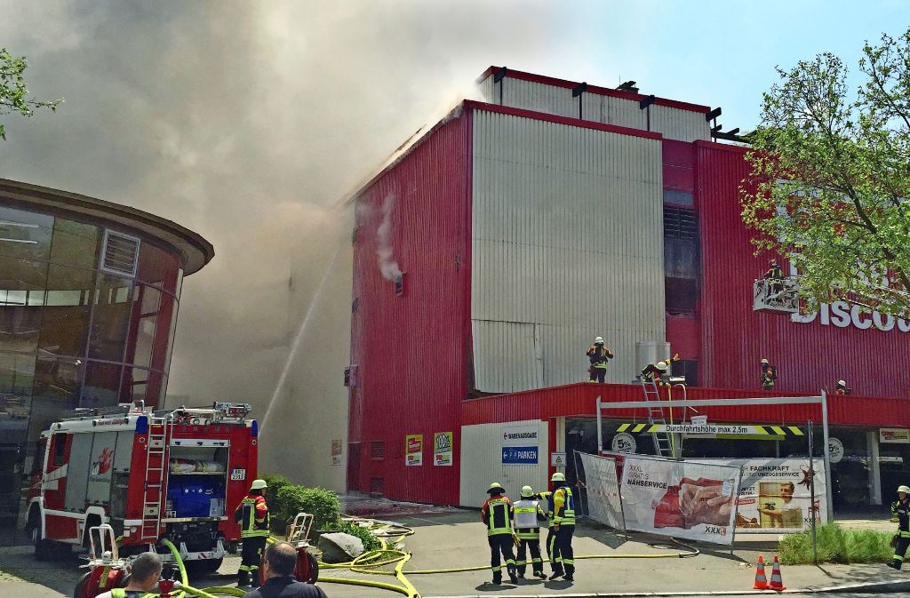 Das Feuer brach in dem Gebäude des ehemaligen Möbelmarktes aus.