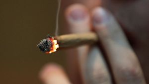 Angeklagter raucht im Gericht Marihuana