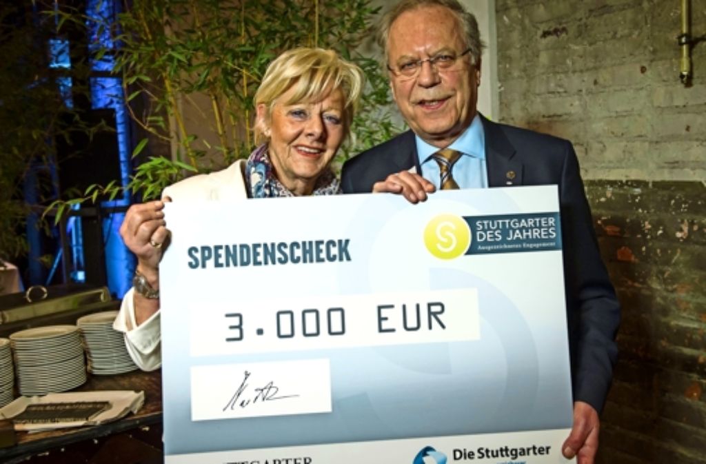 Sieger Hans-Dieter Mechler und Hannelore Mechler freut der Scheck für ihr Projekt.