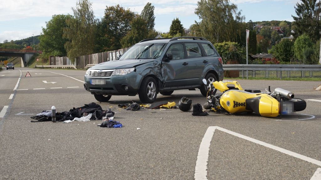 B295 bei Weil der Stadt: Motorradfahrer ringt nach SUV-Unfall mit dem Tod