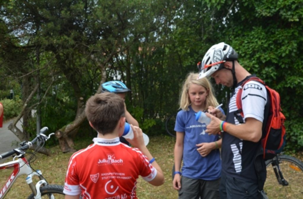 Mountainbike-Profi Fabian Scholz gibt gerne Autogramme. Er unterschreibt auf allem, was da ist – auch auf Trinkflaschen.