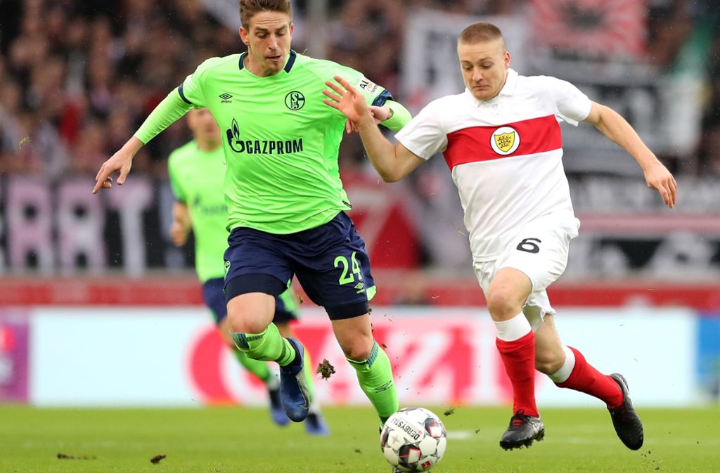 Der VfB Stuttgart mit Santiago Ascacibar trat gegen den FC Schalke 04 mit einem Sondertrikot auf.