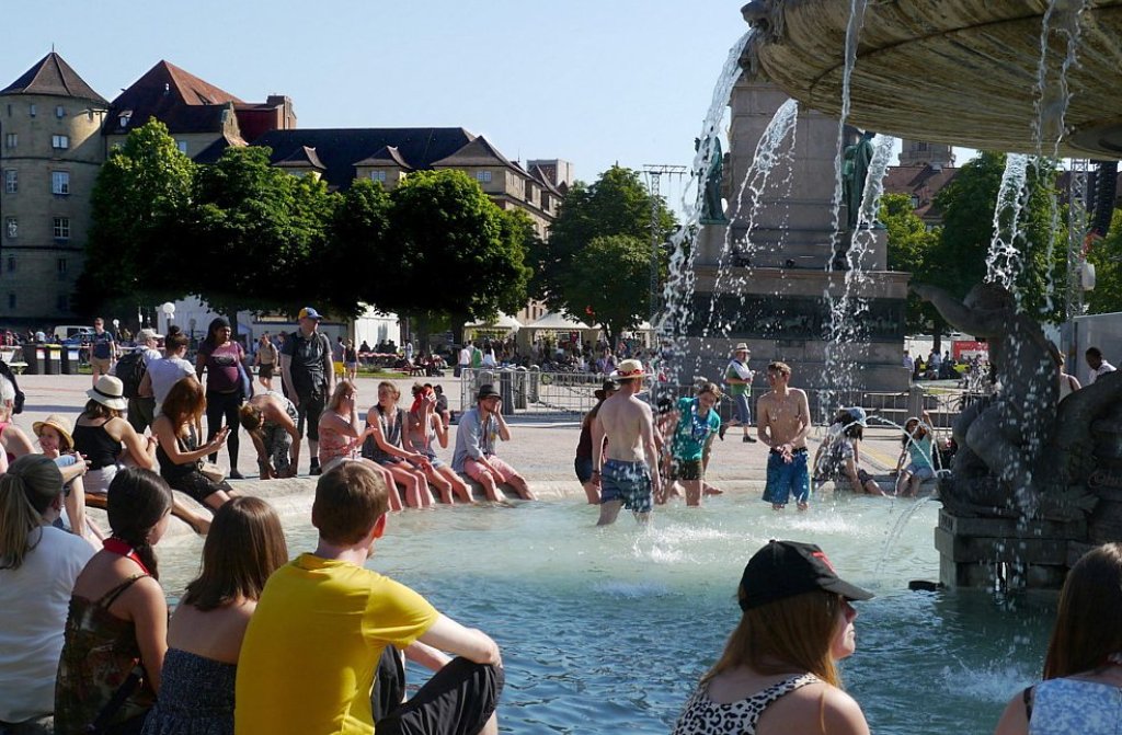 Auch der Brunnen am Schlossplatz dient vorübergehend als Planschbecken.