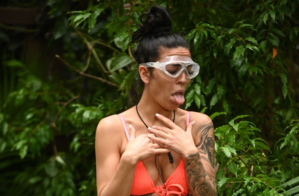 Elena Miras bei der Ekelprüfung im Dschungel. Die Schutzbrille passt wunderbar zum Tattoo.