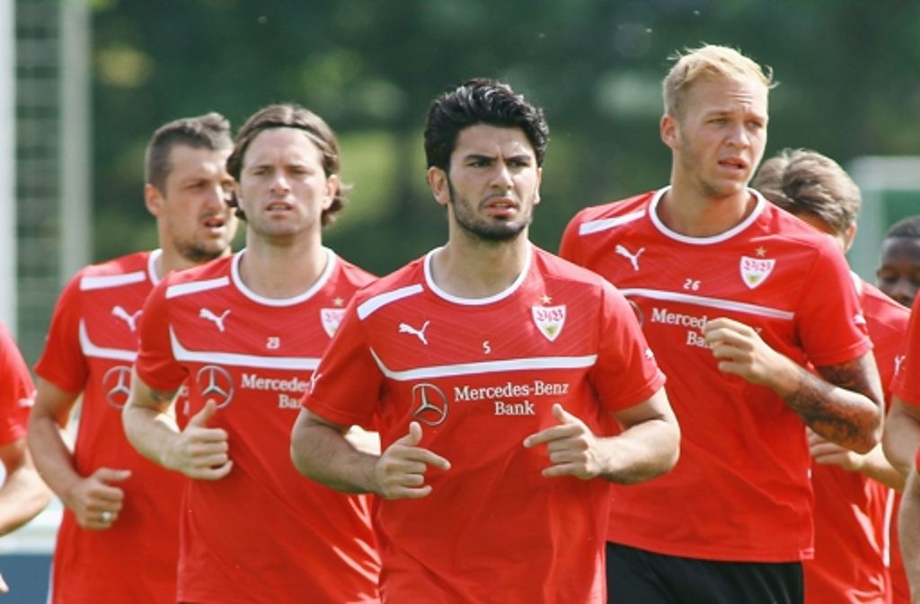 Serdar Tasci neben seinen Vereinskollegen Tim Hoogland (links) und Raphael Holzhäuser (rechts)