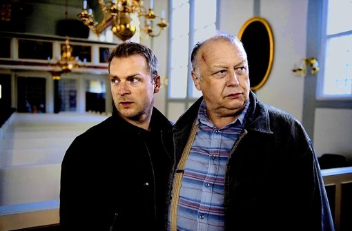 Privatdetektiv Finn Zehender (Hinnerk Schönemann, li.) und sein Freund Mühlfellner (Thomas Thieme) werden von gefährlichen Gangstern bedroht. Foto: ZDF