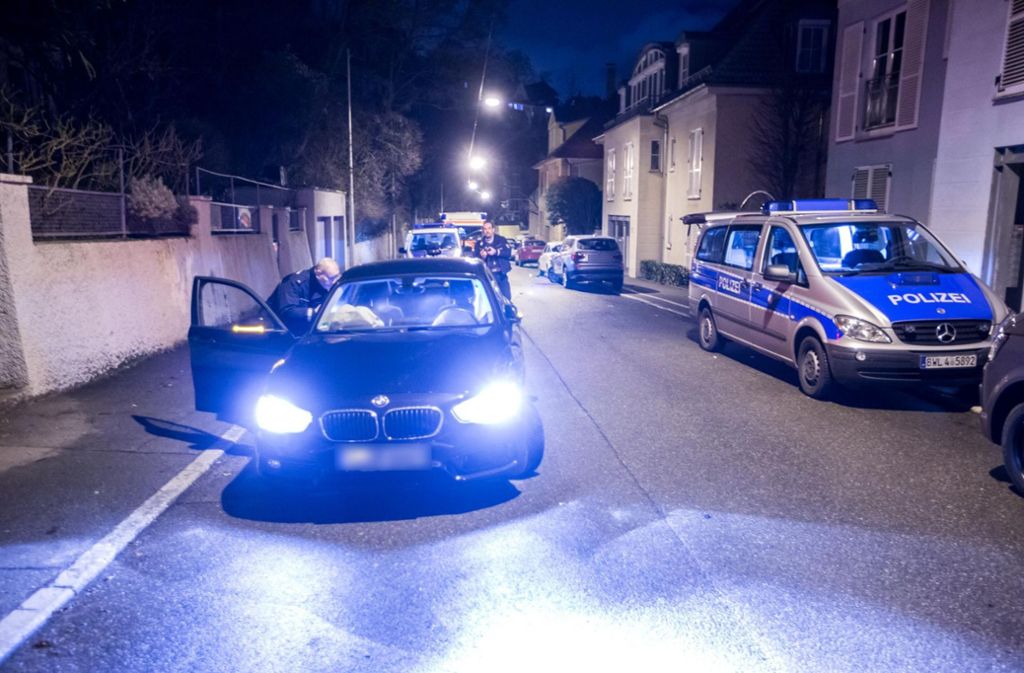 Etwa 21.000 Euro Schaden richtet eine Autofahrerin Donnerstagnacht im Stuttgarter Süden an.