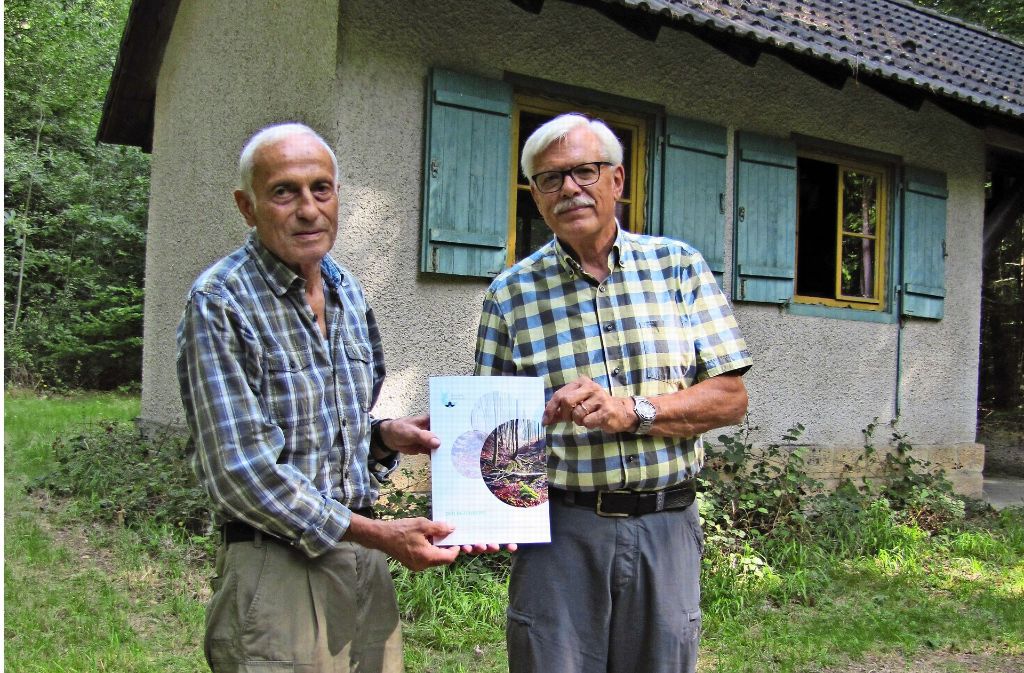 Eberhard Klein und Günther Schwarz (von links) zeigen die  Broschüre. Foto: Claudia Barner