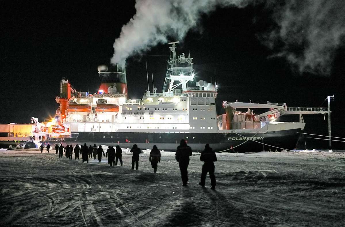 Teilnehmer der Arktis-Expedition gehen in Richtung Forschungsschiff „Polarstern“».
