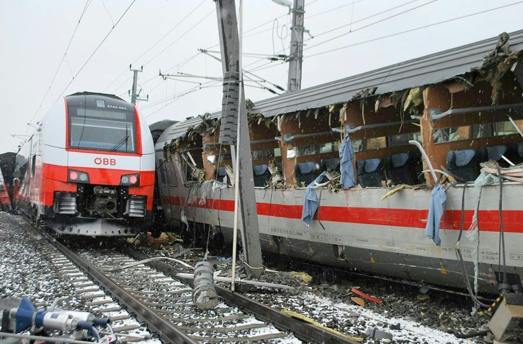 Bei einem Zugunglück in Österreich ist nach Polizeiangaben mindestens ein Mensch getötet worden.