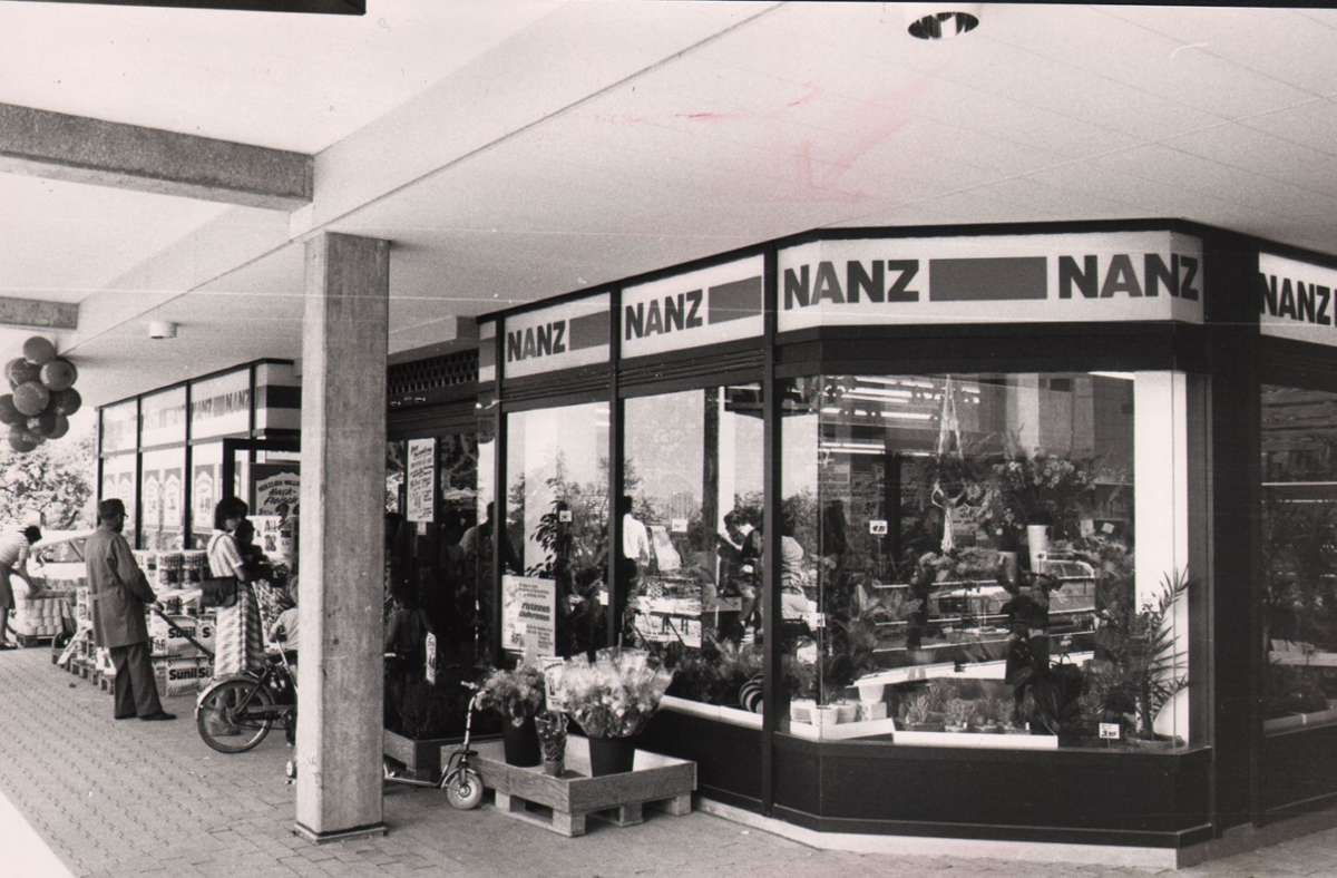 . . . bis dann ab den 1972ern im Einkaufszentrum ein richtiger Supermarkt entstand und weitere Läden hinzu kamen.