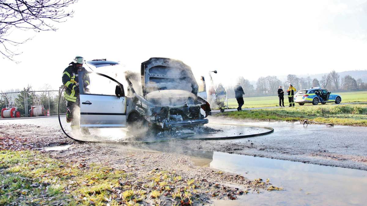 Totalschaden bei Schorndorf: Auto in Flammen