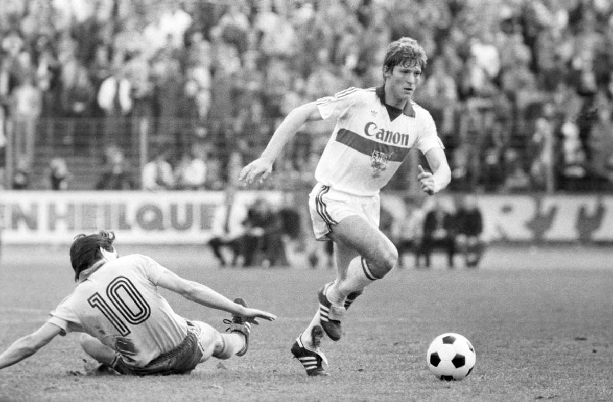 Der 27. Spieltag der Zweitliga-Saison 1975/1976 markiert das Pflichtspiel-Debüt von Karlheinz Förster im Trikot des VfB Stuttgart. Beim 1:1 vor heimischem Publikum gegen die SpVgg Bayreuth stand der Europameister von 1980 von Beginn an auf dem Platz - mit einem Alter von 17 Jahren, sieben Monaten und 24 Tagen. Damit belegt Förster den fünften Platz.