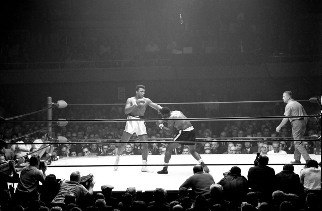 „Ich werde ihn so übel schlagen, dass er einen Schuhanzieher braucht, um seine Mütze aufzusetzen.“ (Ali (links) vor dem Kampf gegen Floyd Patterson (Mitte) 1965))