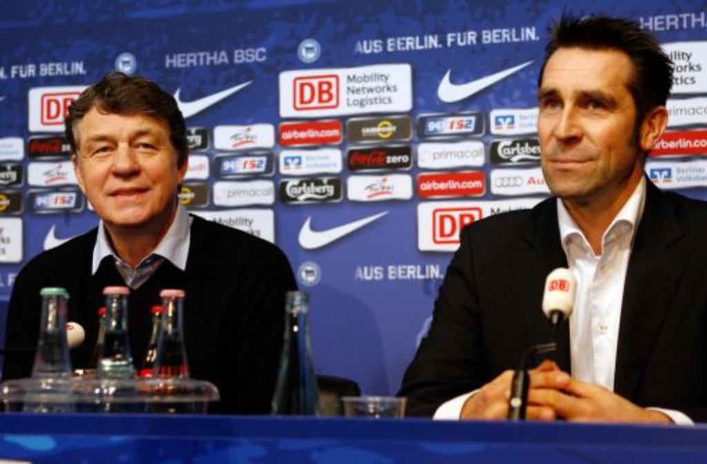 In Berlin begann Otto Rehhagels (links, mit Hertha-Manager Michael Preetz) Karriere als Spieler und dort sollte auch seine Karriere als Trainer enden. Rehhagel war ...