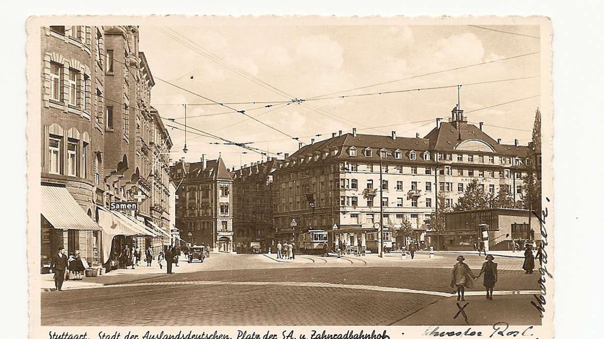 In der Bildergalerie zeigen wir inzwischen von Erhaltungssatzungen geschützte Straßen in Stuttgart in früheren Jahren und wie sie heute aussehen. Unter städtebaulichem Schutz stehen seit 1988 etwa die Straßen um den Marienplatz im Stuttgarter Süden, hier zu sehen im Jahr 1936 auf einer Postkarte.