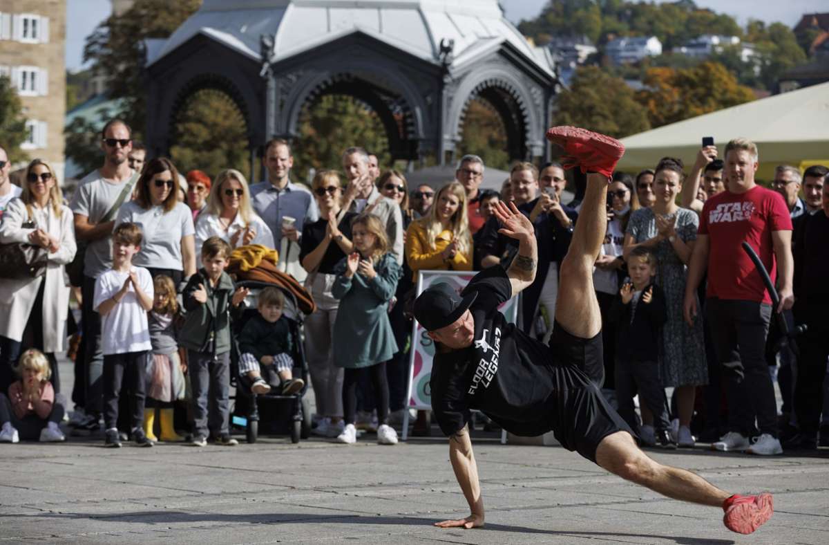 Vor dem Königsbau in Stuttgart zeigen die Tänzer der Gruppe „Floor LegndZ“ ihre Kunststücke.