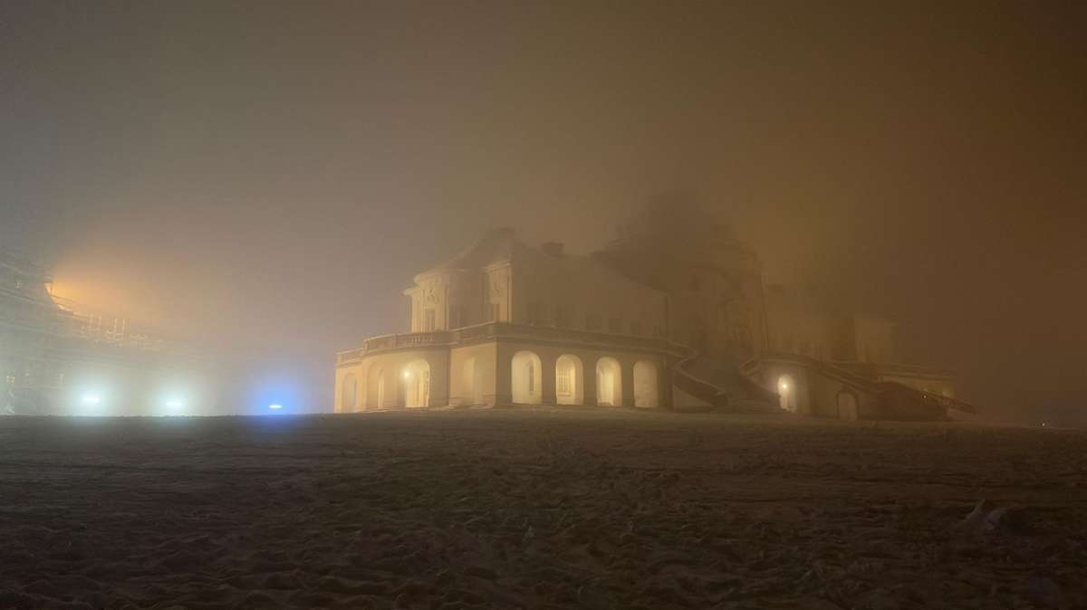 Eingehüllt in Nebel: So sah das Schloss Solitude am Freitagabend aus.