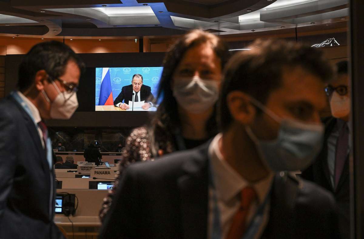 Botschafter und Diplomaten verlassen den Saal, während Sergej Lawrow (auf dem Bildschirm), Außenminister von Russland, mit einer aufgezeichneten Videobotschaft zur 49. Sitzung des UN-Menschenrechtsrats am europäischen Hauptsitz der Vereinten Nationen spricht. Die Diplomaten verließen den Raum, um gegen den Einmarsch Moskaus in der Ukraine zu protestieren.