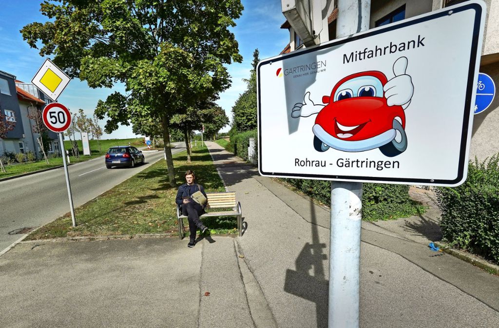 Ein Schild signalisiert: Hier will jemand mitfahren. Foto: factum/Jürgen Bach