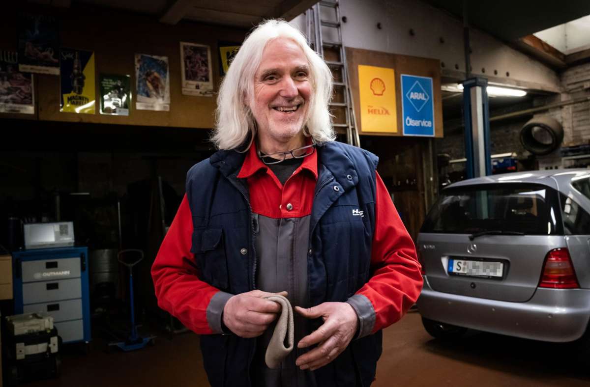 Am liebsten repariert Klaus Schierle alte Autos. Wäre er noch jung, sagt er, würde er sich aber auch mit Elektroautos beschäftigen.