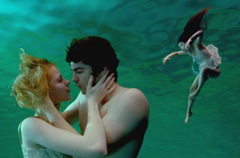 Unter Wasser küssen sich Evan Rachel Wood und Jim Sturgess im Hippie-Film "Across the Universe" - dafür gibts von uns Platz 6.