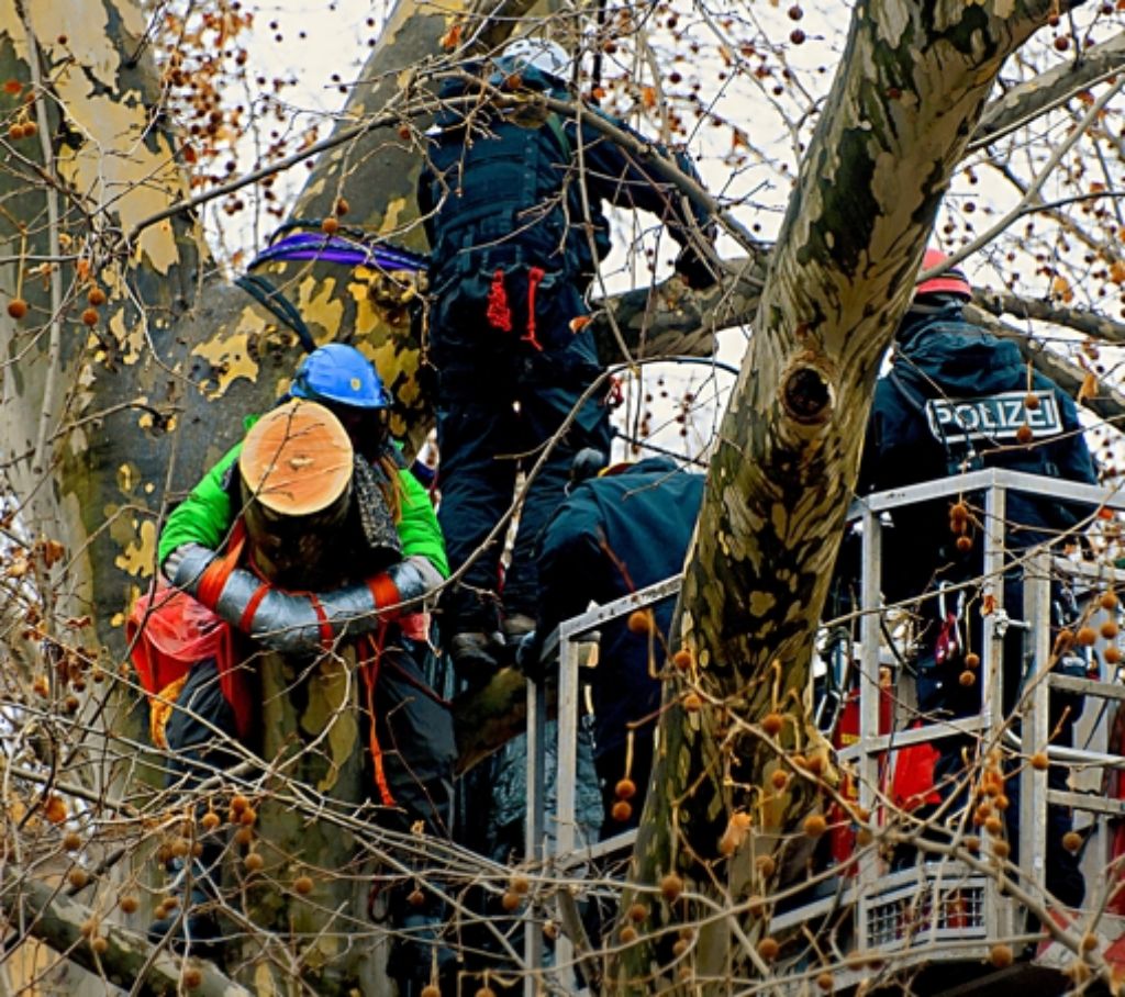 Februar 2012: Mehr als 2000 Beamte riegeln den Schlossgarten ab. Das Protestcamp wird geräumt. Stunden später fallen die ersten Bäume. Anders als im Herbst 2010 eskaliert die Situation nicht.